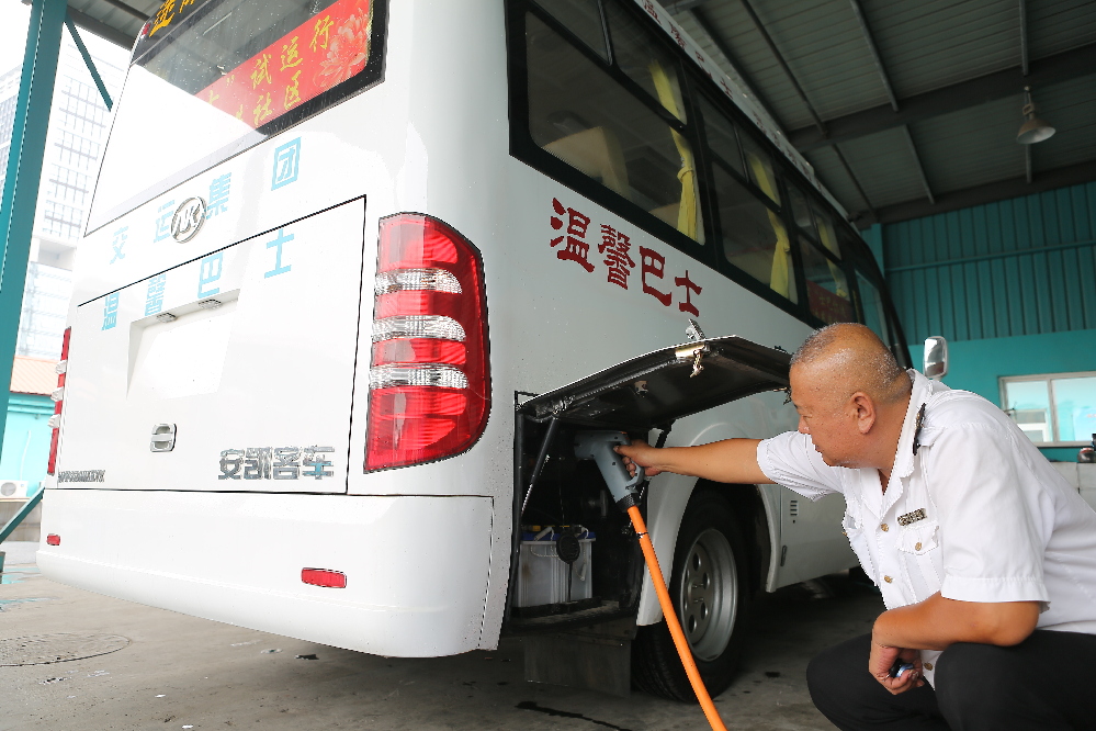 青島最大規(guī)模充電群 車檔式終端手機操控