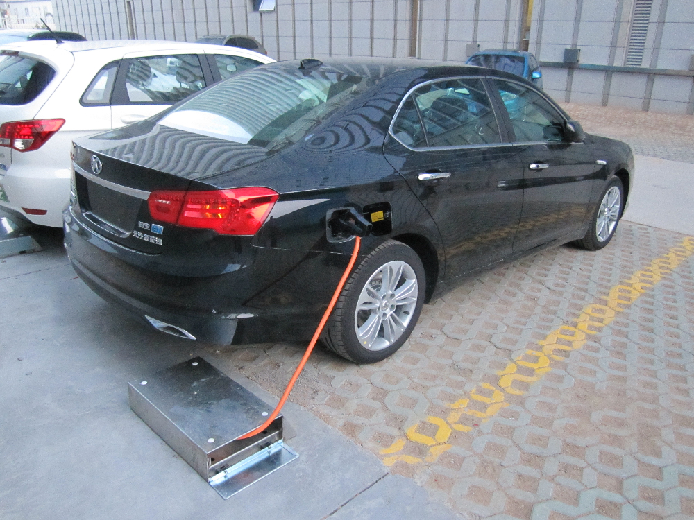 青島最大規(guī)模充電群 車檔式終端手機操控