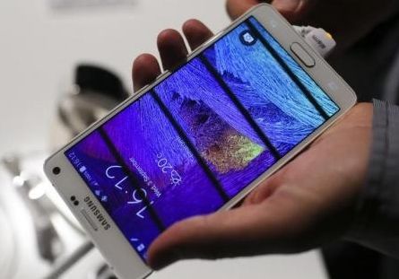 圖中為三星Galaxy Note 4智能手機(jī)。REUTERS/Hannibal Hanschke