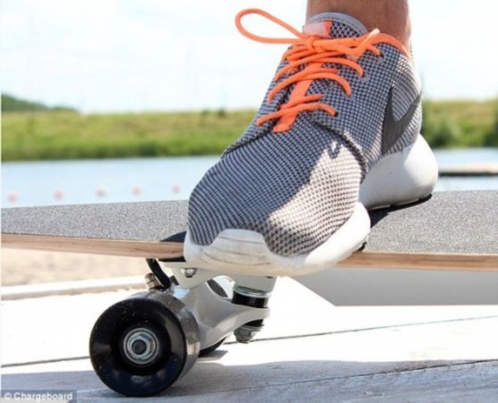 高科技滑板內置揚聲器：滑1小時給手機充滿電