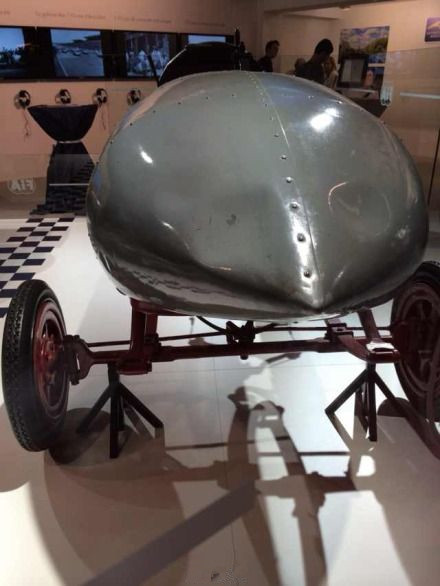 巴黎驚現(xiàn)世界上首輛時速超過百公里電動汽車 巴黎驚現(xiàn)世界上首輛時速超過百公里電動汽車