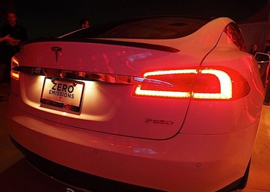 四驅版特斯拉首組照片 百公里加速僅3.2秒 四驅版特斯拉首組照片 百公里加速僅3.2秒