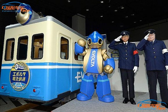 松下試驗干電池驅(qū)動1噸重紙板電車