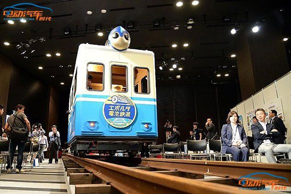 松下試驗干電池驅(qū)動1噸重紙板電車