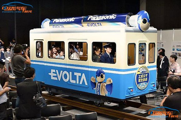 松下試驗干電池驅(qū)動1噸重紙板電車