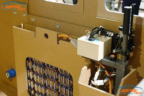 松下試驗干電池驅(qū)動1噸重紙板電車