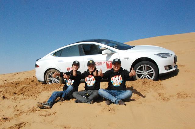 民間車主把特斯拉充電樁裝到了沙漠和草原