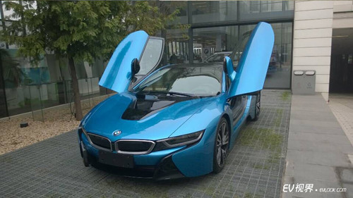 寶馬向中國大陸消費者交付第一輛i8電動跑車