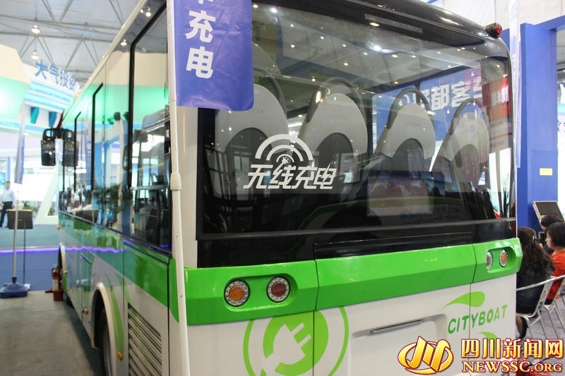 蜀都客車發(fā)布全球首臺(tái)無線充電社區(qū)巴士 可在線補(bǔ)電