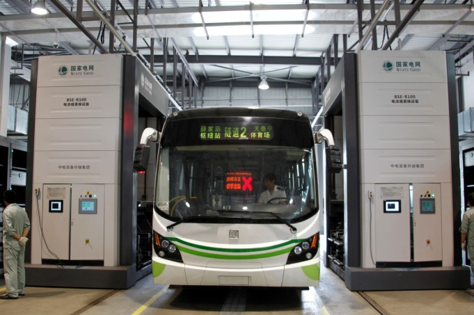 力神電池驅動青島綠色公交 機器人換電池只需6分鐘 力神電池驅動青島綠色公交 機器人換電池只需6分鐘