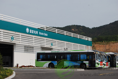 力神電池驅動青島綠色公交 機器人換電池只需6分鐘 力神電池驅動青島綠色公交 機器人換電池只需6分鐘