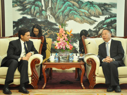 蘇波會見美國福特汽車公司總裁兼首席執行官菲爾茲