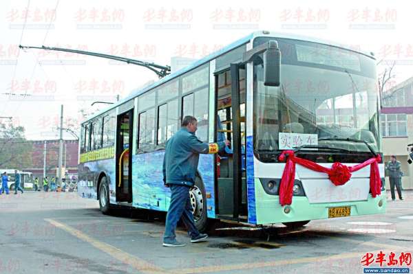 20日，島城首輛雙源無軌電車上路試跑。