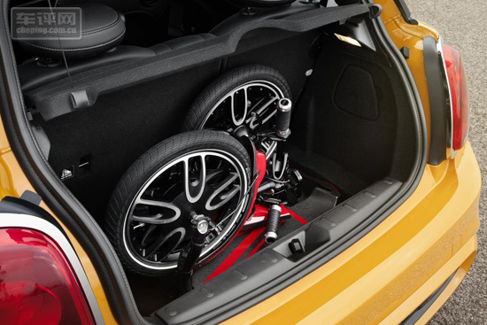 Mini電動滑板車搭載鋰電池組  時速可達25公里/小時