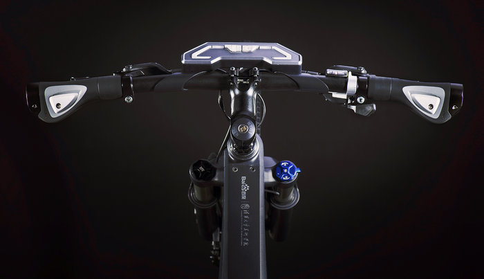 它是一部“Baidu”牌的智能單車。現在，百度給它的官方名稱是“DuBike”。