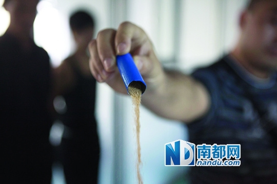 深圳龍華公安分局查出充電寶窩點(diǎn) 六塊電池三塊裝泥沙