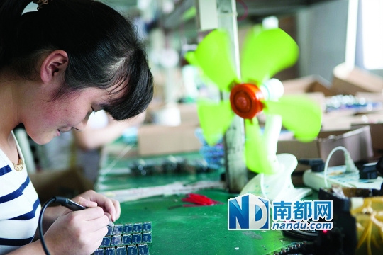 深圳龍華公安分局查出充電寶窩點(diǎn) 六塊電池三塊裝泥沙