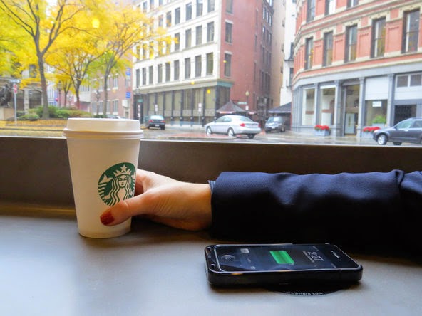 星巴克無線充電服務(wù)正式上路 手機(jī)放在桌上就能充電