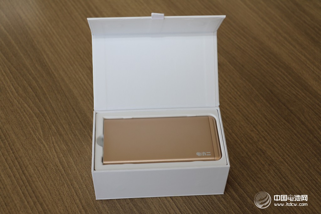 愛了，就不要釋手！電小二鋒6移動電源到手