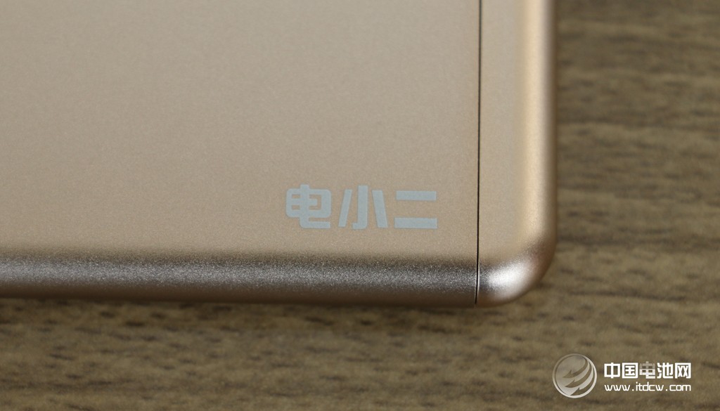 愛了，就不要釋手！電小二鋒6移動電源到手