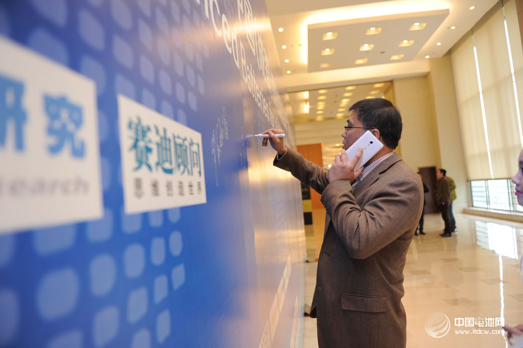 2014年中國（成都）鋰電新能源產業國際高峰論壇  簽字臺