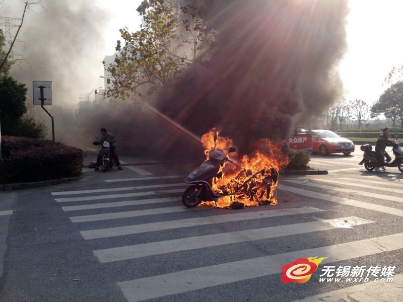 舊電池“充新”成隱患 電動車突起大火瞬間成火海