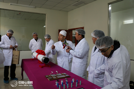 與會(huì)領(lǐng)導(dǎo)專家嘉賓參觀隔膜生產(chǎn)線