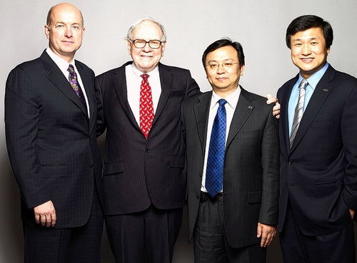 資料圖片：巴菲特（左二）與熱門接班人李祿（右一）。圖片來源 網絡