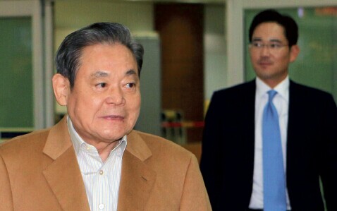 p74 在三星電子董事長李健熙住院之后，李在镕（右）將繼承三星電子、金融、建筑等集團主力業務部門的格局更加明晰。 CFP