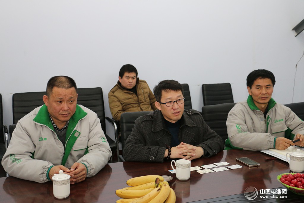 活動(dòng)得到了山東省汽車行業(yè)協(xié)會(huì)的大力支持。圖為調(diào)研團(tuán)在山東德州——德州寶雅新能源汽車有限公司考察、交流。