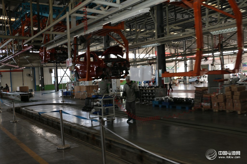 活動(dòng)得到了山東省汽車行業(yè)協(xié)會(huì)的大力支持。圖為調(diào)研團(tuán)在山東德州——德州寶雅新能源汽車有限公司考察、交流。