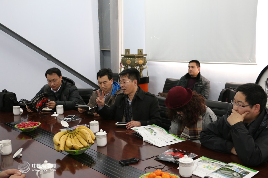 活動(dòng)得到了山東省汽車行業(yè)協(xié)會(huì)的大力支持。圖為調(diào)研團(tuán)在山東德州——德州寶雅新能源汽車有限公司考察、交流。