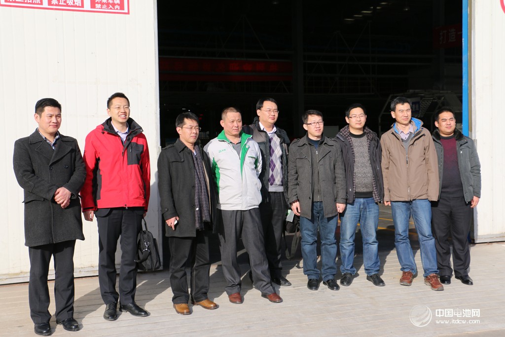 活動(dòng)得到了山東省汽車行業(yè)協(xié)會(huì)的大力支持。圖為調(diào)研團(tuán)在山東德州——德州寶雅新能源汽車有限公司考察、交流。