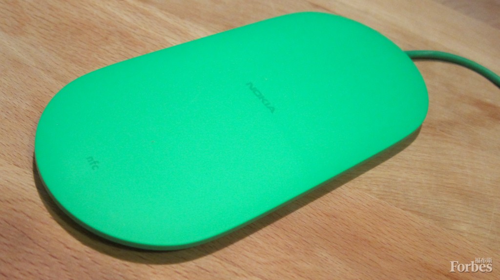 諾基亞DT-903 Qi無線充電器。