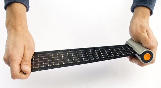 隨時隨地都可以充電啦！太陽能卷軸式充電器