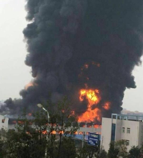湖南寧鄉海納新材料爆炸濃煙沖天 多輛消防車參與救援