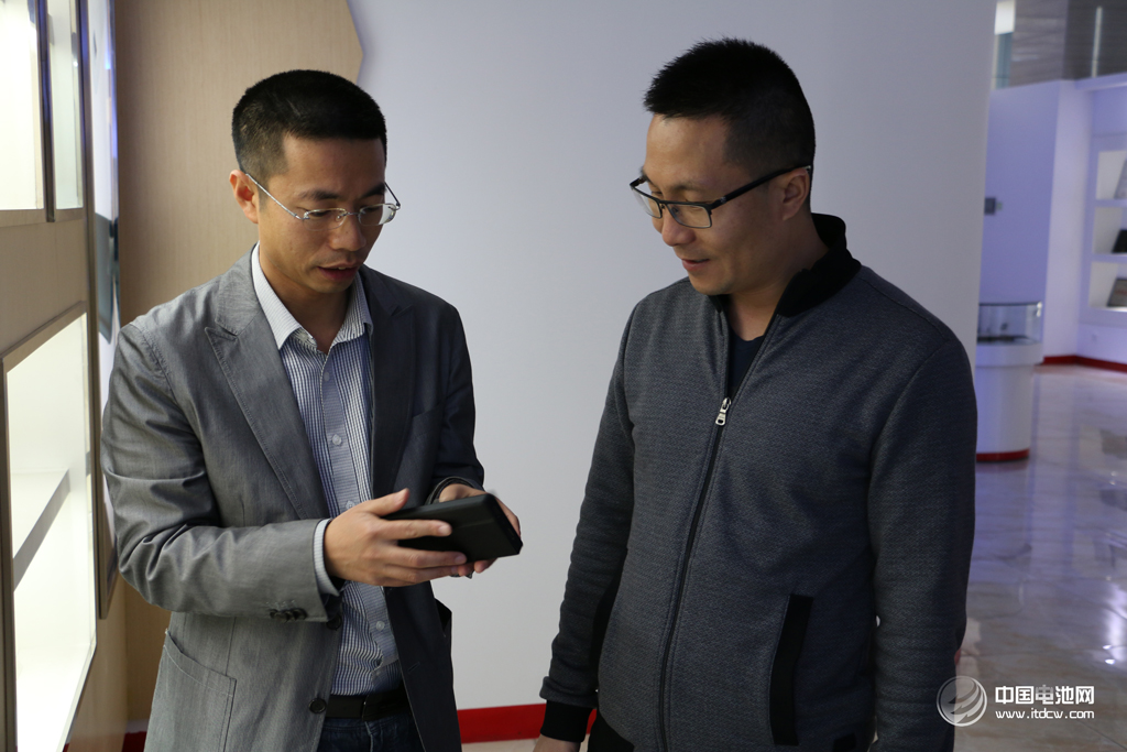 深圳萬拓電子科技有限公司總經(jīng)理孫中偉與普瑞賽思總經(jīng)理許輝勇交流