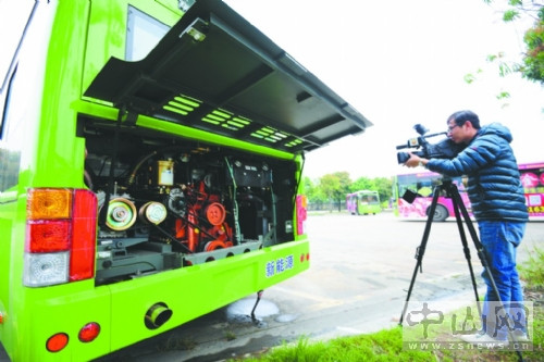 新能源公交車的尾部裝著新能源公交的核心動力--電池組。 記者繆曉劍攝