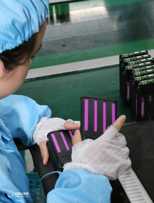 生產(chǎn)線上員工對產(chǎn)品制造流程的細(xì)節(jié)精益求精，確保每一只產(chǎn)品質(zhì)量