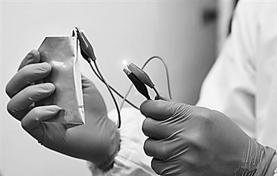 可彎折電池或助設(shè)計單兵穿戴設(shè)備 1分鐘充滿電