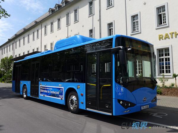 再傳綠色夢想 比亞迪純電動大巴駛入德國歷史古城