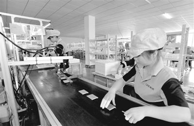 工人正在生產手機電池