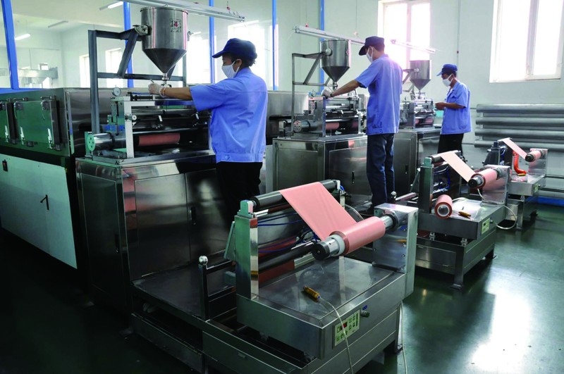 新能源汽車爆發增長  新能源車企該不該投資電池廠？