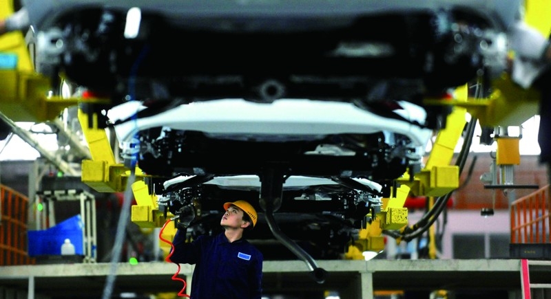 新能源汽車爆發增長  新能源車企該不該投資電池廠？