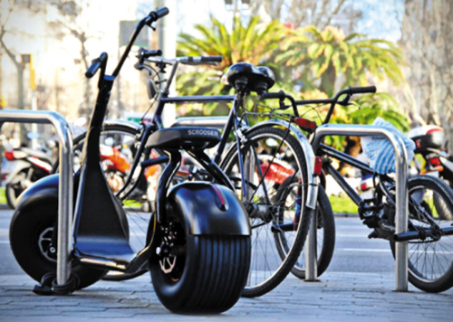 超寬超厚輪胎電動踏板車 車載電池可維持25天