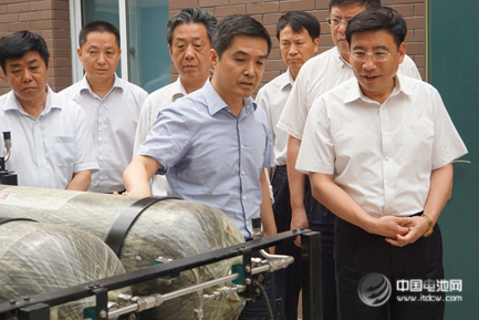 工信部部長苗圩參觀億華通燃料電池發(fā)動機等產(chǎn)品