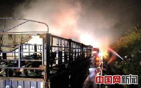 廣東：拖掛車運(yùn)載廢舊電池忽起火 消防及時(shí)處理無(wú)傷亡