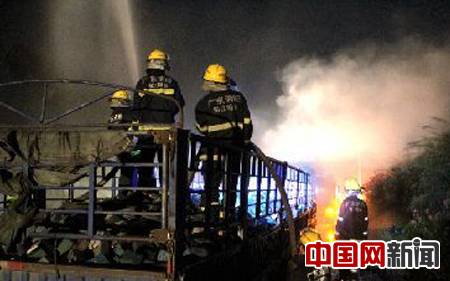 廣東：拖掛車運(yùn)載廢舊電池忽起火 消防及時(shí)處理無(wú)傷亡