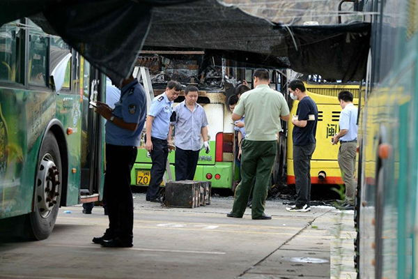 廈門11輛公交車自燃被燒毀  金龍電氣混合動力受牽連