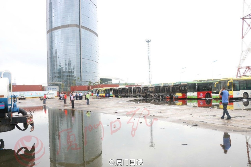 廈門公交場站起火 11車被燒損1人送醫途中身亡